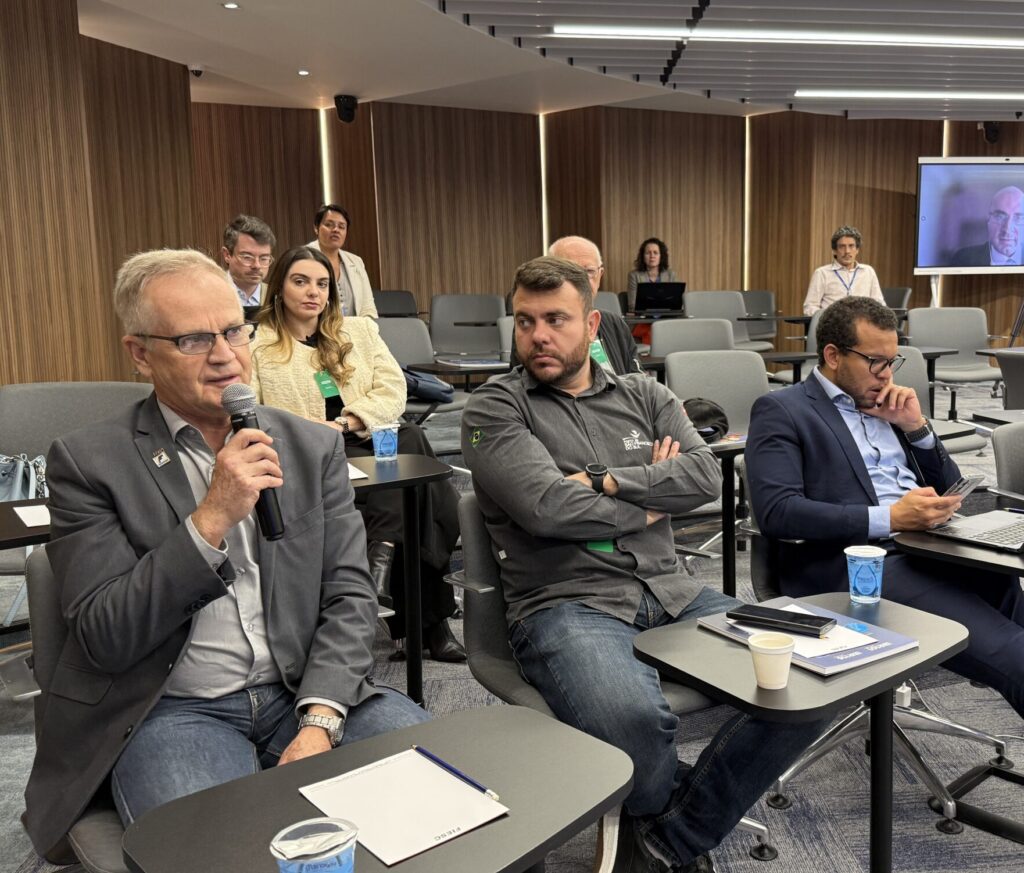 O presidente da Fetrancesc, Dagnor Schneider, questionou o superintendente do DNIT, Amauri Sousa Lima, durante reunião da Câmara de Transporte e Logística da Fiesc nesta terça-feira, 7, sobre os investimentos nas rodovias federais catarinenses 07/10/2025