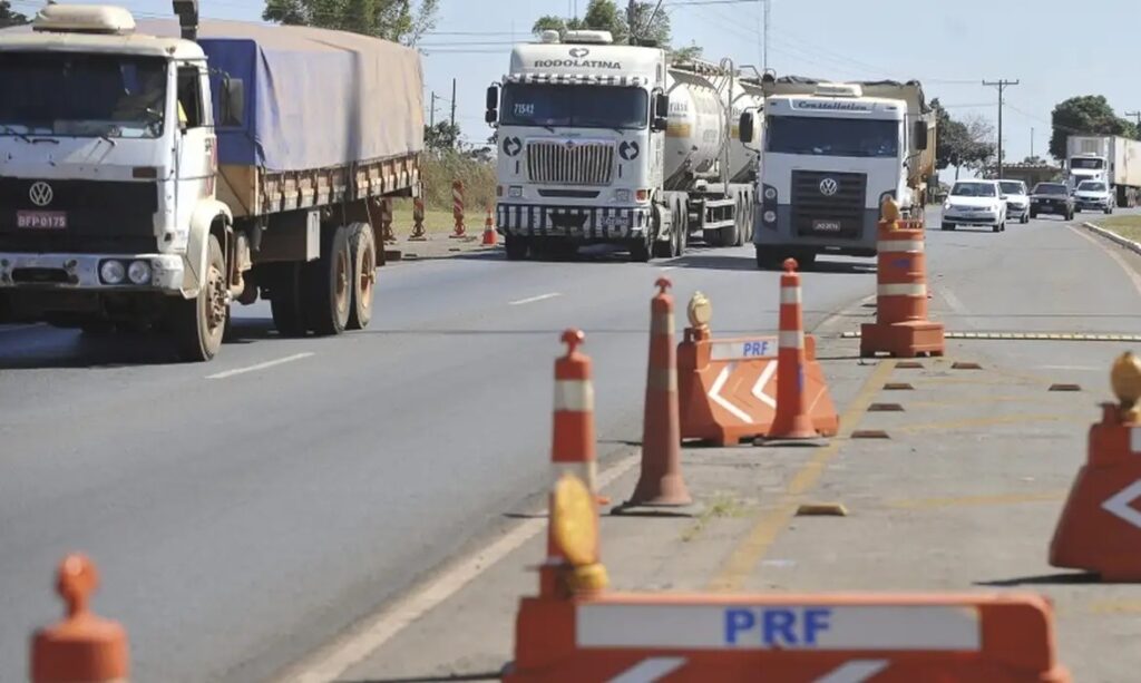 Audiência pública no TST vai debater horas extras de motoristas pagos por comissão Rodovias, caminhão, obras, motorista, estradas. Foto: Marcello Casal Jr./Agência Brasil)