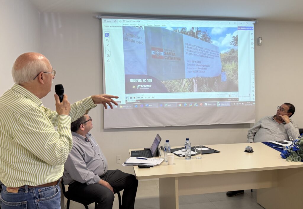Presidente do SETCESC apresenta situação de trecho inacabado da SC-108, em reunião de diretoria da FETRANCESC Itajaí