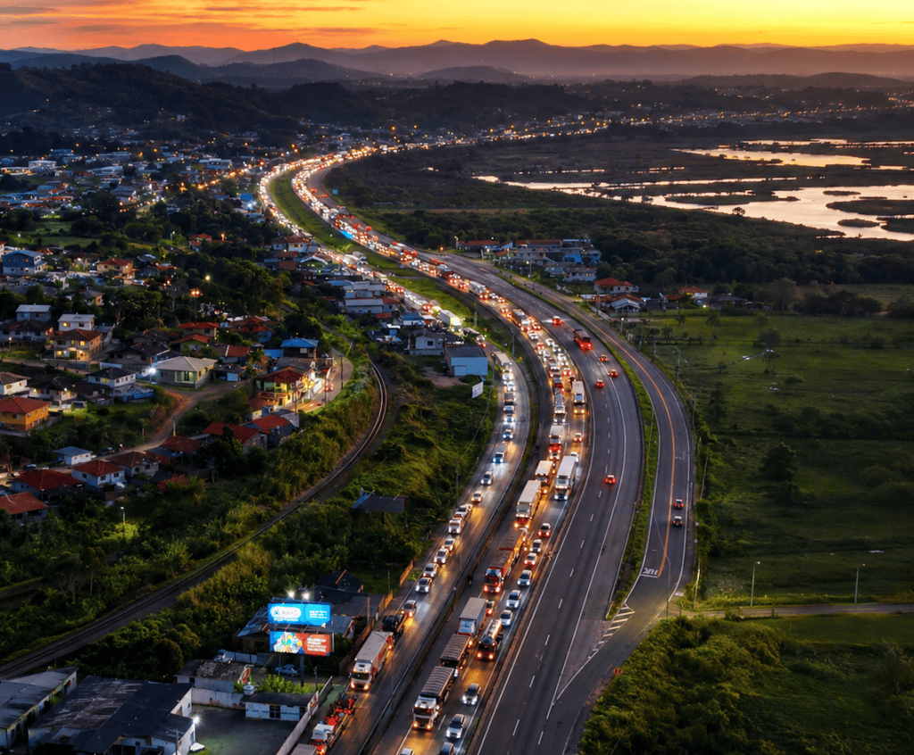 Fila na BR-101 Sul após interdição da Ponte de Laguna. Imagem: Drones Sul